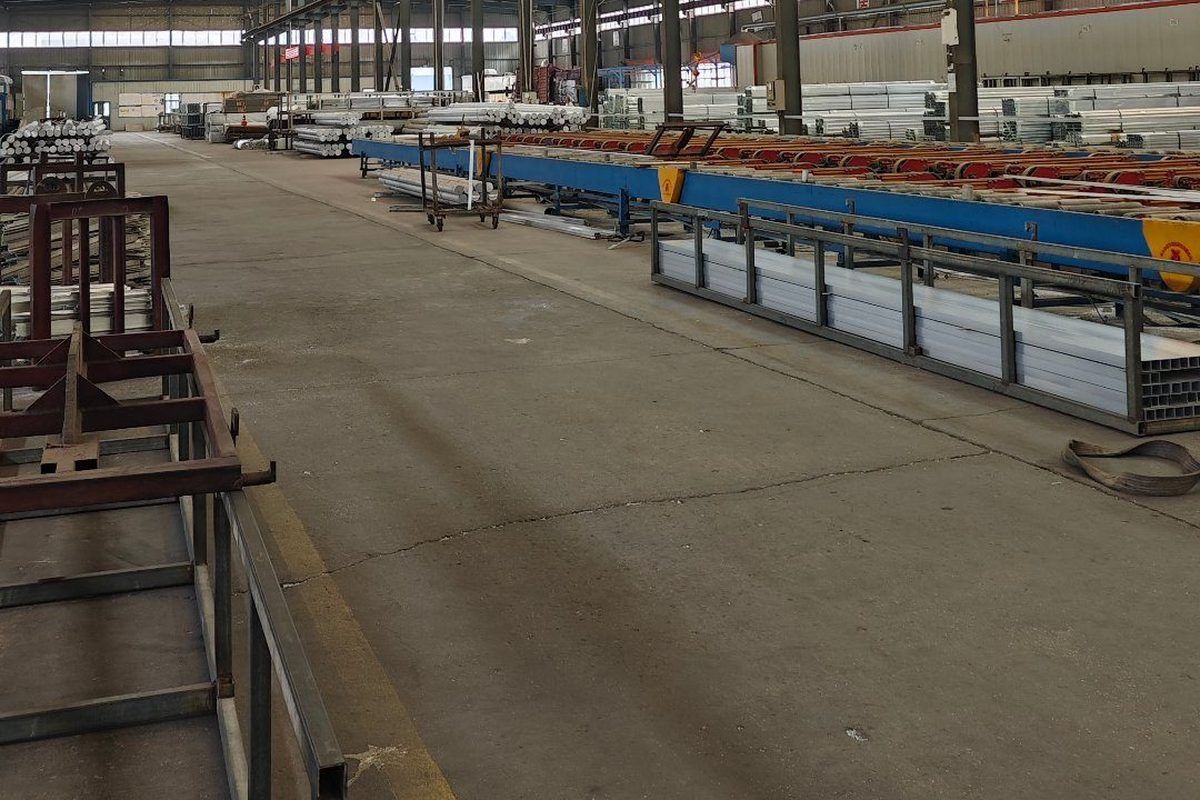 Aluminium profiles and fabricated parts in the LUYA Aluminium workshop aisle