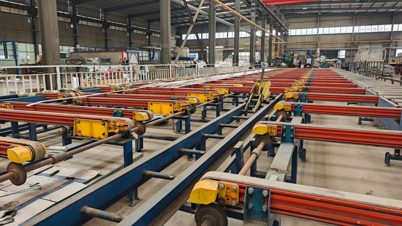 Extruded aluminum profiles cooling on the run-out table